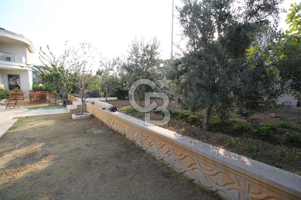 GÜZELBAHÇE ÇAMLI’DA SATILIK 4+2 LÜKS TRİPLEKS VİLLA