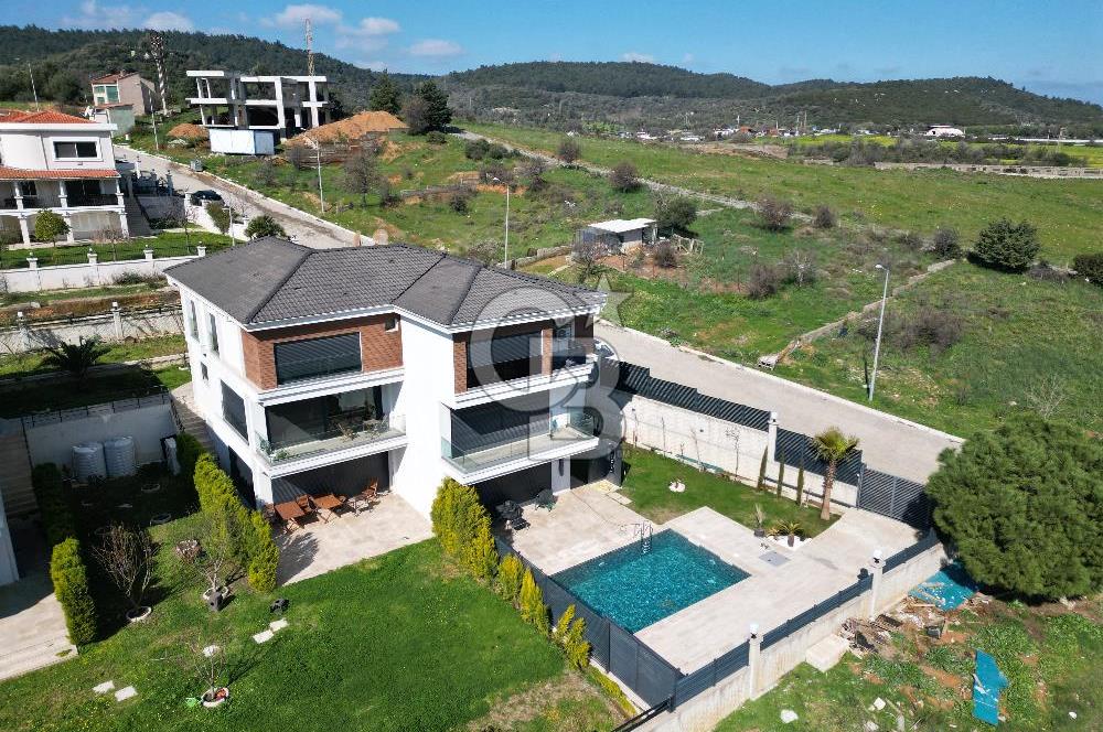 GÜZELBAHÇE ÇAMLI’DA SATILIK 4+2 LÜKS TRİPLEKS VİLLA