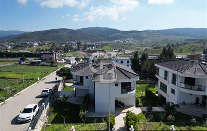 GÜZELBAHÇE ÇAMLI’DA SATILIK 4+2 LÜKS TRİPLEKS VİLLA