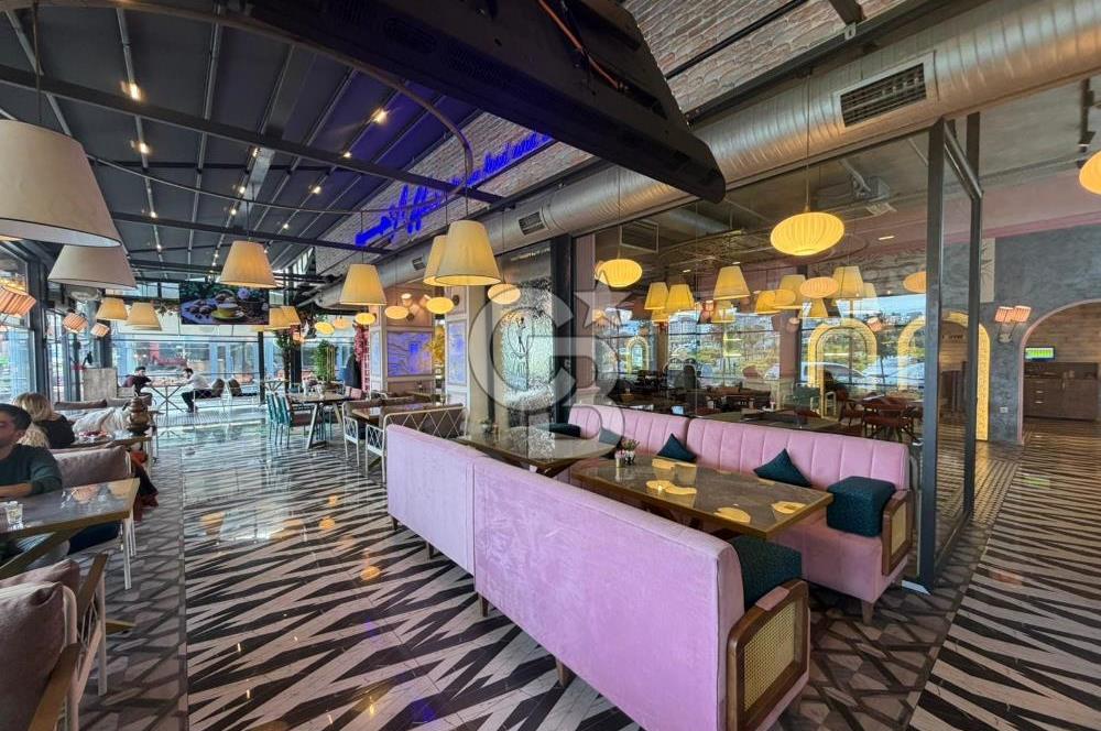 BAŞAKŞEHİR AHŞAP ÇARŞIDA LÜKS KONSEPTLİ,DEVREN KİRALIK KAFE