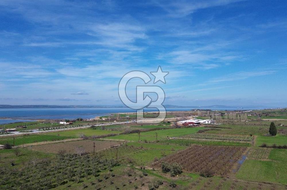 📍ÇARDAK’TA MERKEZİ KONUMDA ŞEFTALİ AĞAÇLI SATILIK TARLA 