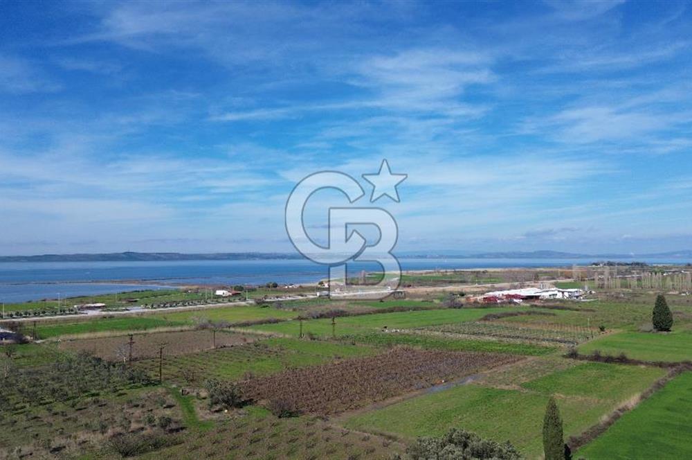 📍ÇARDAK’TA MERKEZİ KONUMDA ŞEFTALİ AĞAÇLI SATILIK TARLA 