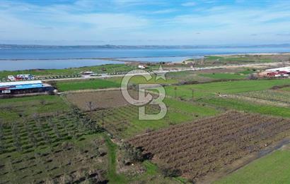 📍ÇARDAK’TA MERKEZİ KONUMDA ŞEFTALİ AĞAÇLI SATILIK TARLA 