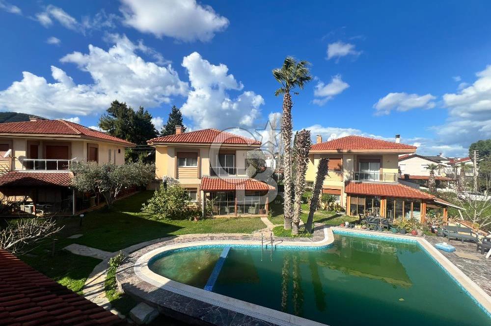 Urla Çeşmealtı'nda Havuzlu Site İçinde 3+1 Kiralık Villa