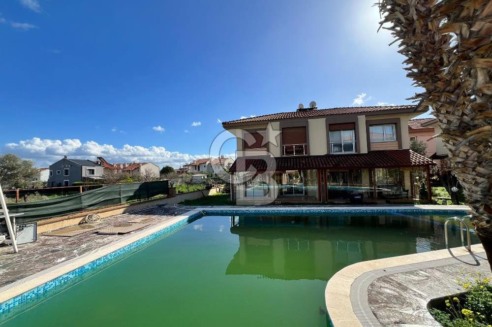 Urla Çeşmealtı'nda Havuzlu Site İçinde 3+1 Kiralık Villa