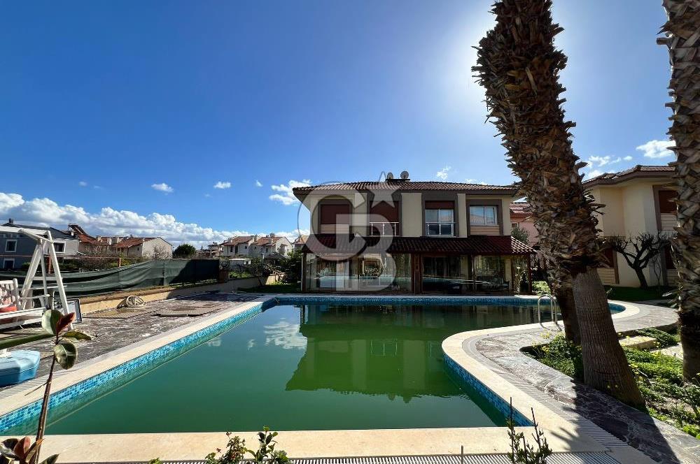 Urla Çeşmealtı'nda Havuzlu Site İçinde 3+1 Kiralık Villa