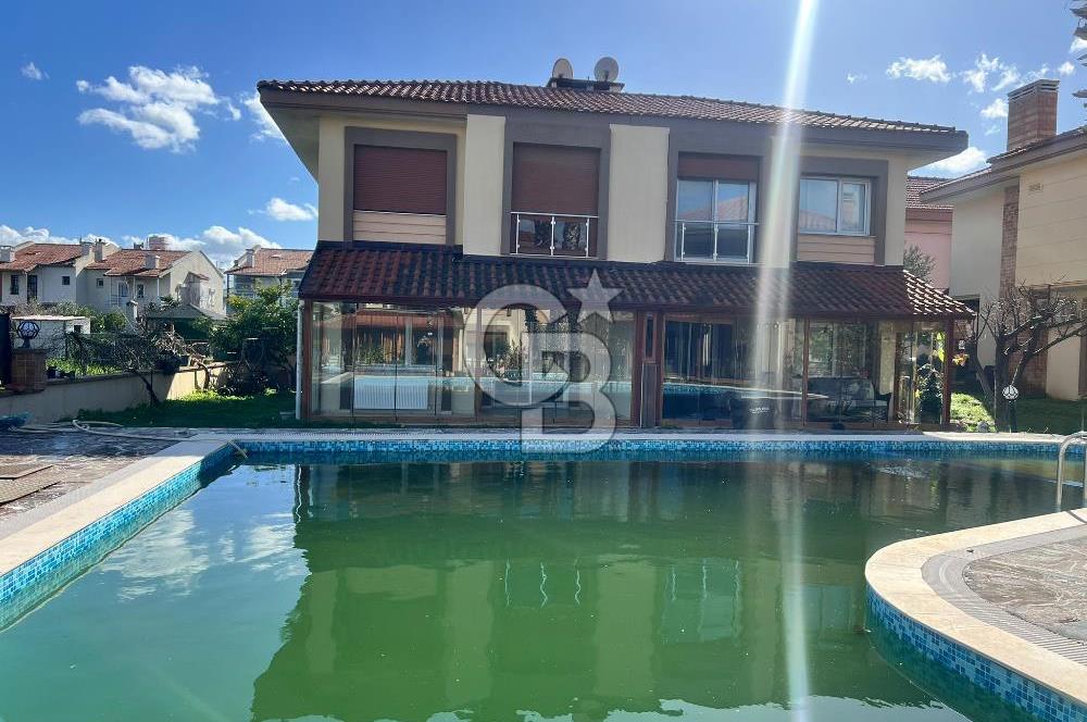 Urla Çeşmealtı'nda Havuzlu Site İçinde 3+1 Kiralık Villa