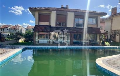 Urla Çeşmealtı'nda Havuzlu Site İçinde 3+1 Kiralık Villa
