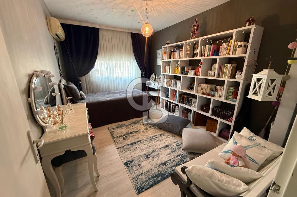 Balçova Çetin Emeç'te Köşe Konumda Manzaralı Satılık 3+1 Daire