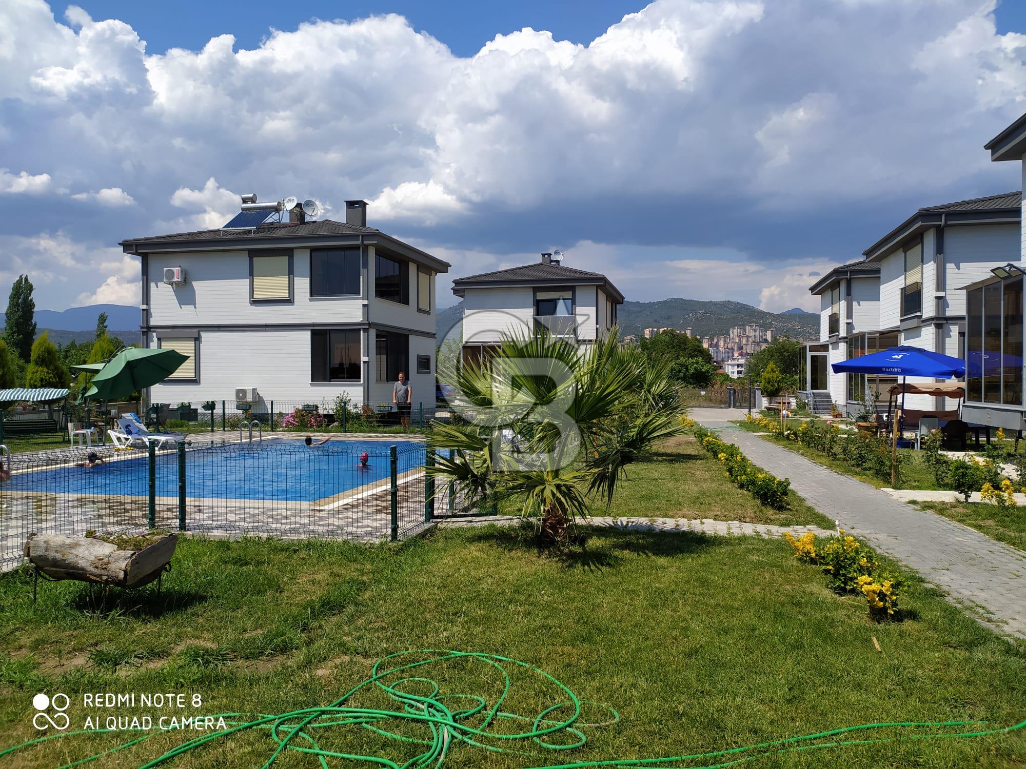 BALIKESİR EDREMİT KÖRFEZİ'NDE HAVUZLU SİTEDE SATILIK 5+2 TRİPLEKS VİLLA 