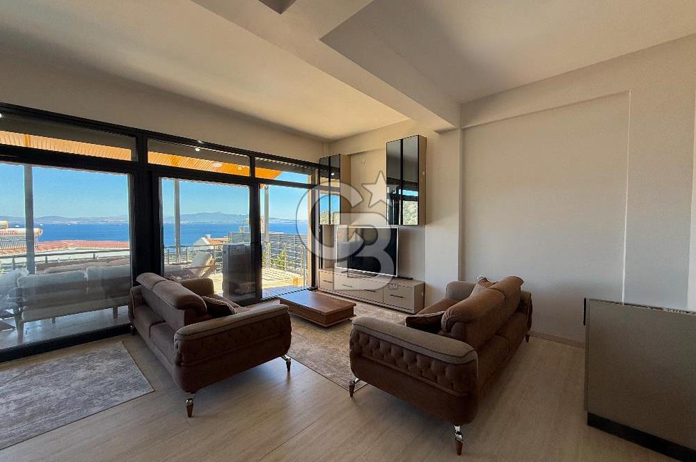 ÇANDARLI'DA DENİZ MANZARALI HAVUZLU SATILIK TRİPLEVİLLA