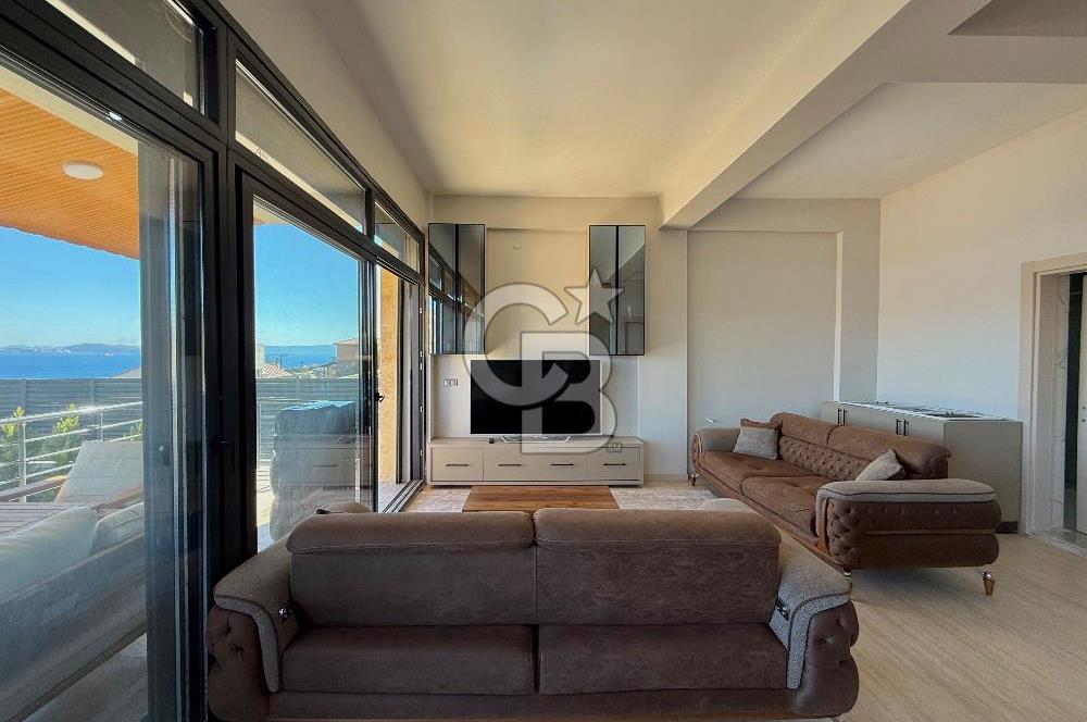 ÇANDARLI'DA DENİZ MANZARALI HAVUZLU SATILIK TRİPLEVİLLA