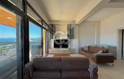 ÇANDARLI'DA DENİZ MANZARALI HAVUZLU SATILIK TRİPLEVİLLA