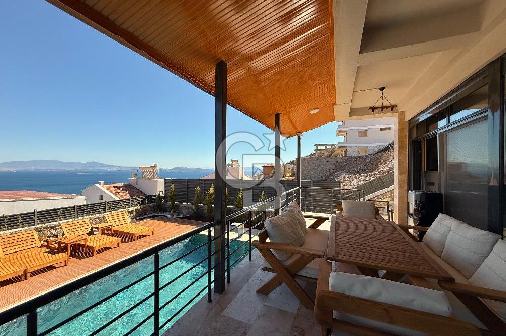 ÇANDARLI'DA DENİZ MANZARALI HAVUZLU SATILIK TRİPLEVİLLA