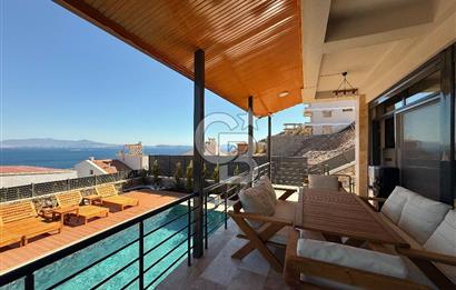 ÇANDARLI'DA DENİZ MANZARALI HAVUZLU SATILIK TRİPLEVİLLA