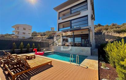 ÇANDARLI'DA DENİZ MANZARALI HAVUZLU SATILIK TRİPLEVİLLA