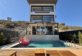 ÇANDARLI'DA DENİZ MANZARALI HAVUZLU SATILIK TRİPLEVİLLA - 1 - 335940