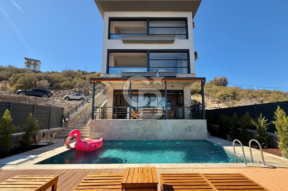 ÇANDARLI'DA DENİZ MANZARALI HAVUZLU SATILIK TRİPLEVİLLA