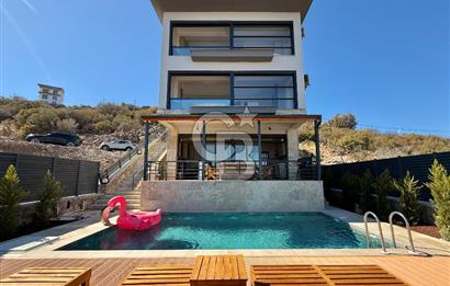 ÇANDARLI'DA DENİZ MANZARALI HAVUZLU SATILIK TRİPLEVİLLA