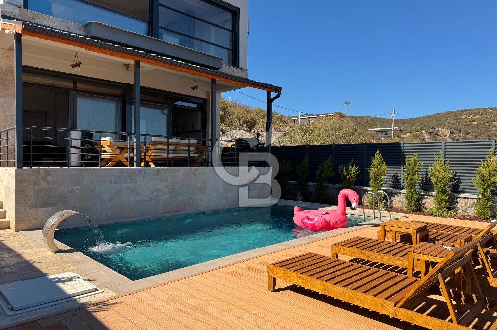 ÇANDARLI'DA DENİZ MANZARALI HAVUZLU SATILIK TRİPLEVİLLA