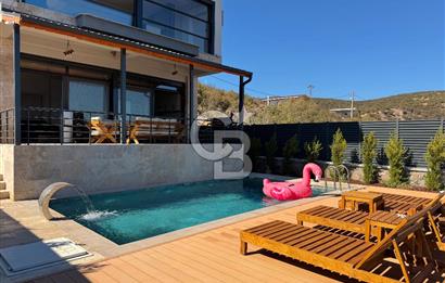 ÇANDARLI'DA DENİZ MANZARALI HAVUZLU SATILIK TRİPLEVİLLA