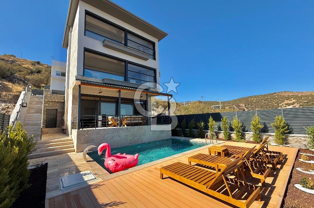 ÇANDARLI'DA DENİZ MANZARALI HAVUZLU SATILIK TRİPLEVİLLA