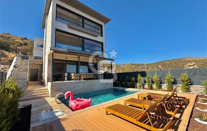 ÇANDARLI'DA DENİZ MANZARALI HAVUZLU SATILIK TRİPLEVİLLA