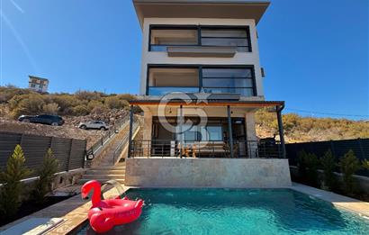 ÇANDARLI'DA DENİZ MANZARALI HAVUZLU SATILIK TRİPLEVİLLA