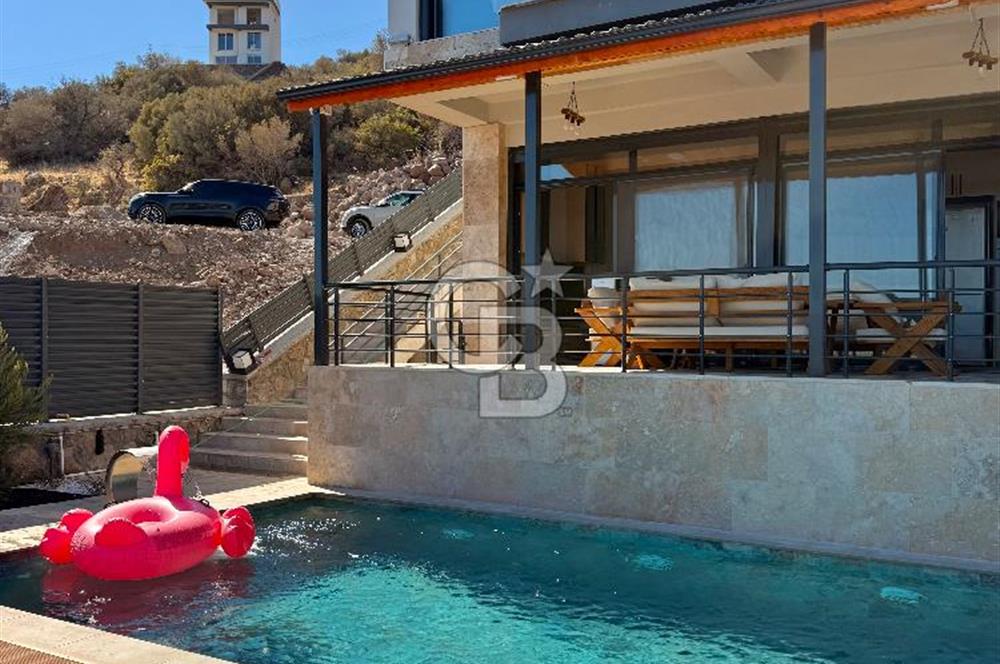 ÇANDARLI'DA DENİZ MANZARALI HAVUZLU SATILIK TRİPLEVİLLA