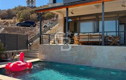 ÇANDARLI'DA DENİZ MANZARALI HAVUZLU SATILIK TRİPLEVİLLA