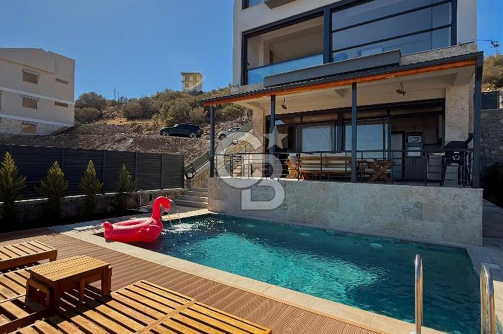 ÇANDARLI'DA DENİZ MANZARALI HAVUZLU SATILIK TRİPLEVİLLA