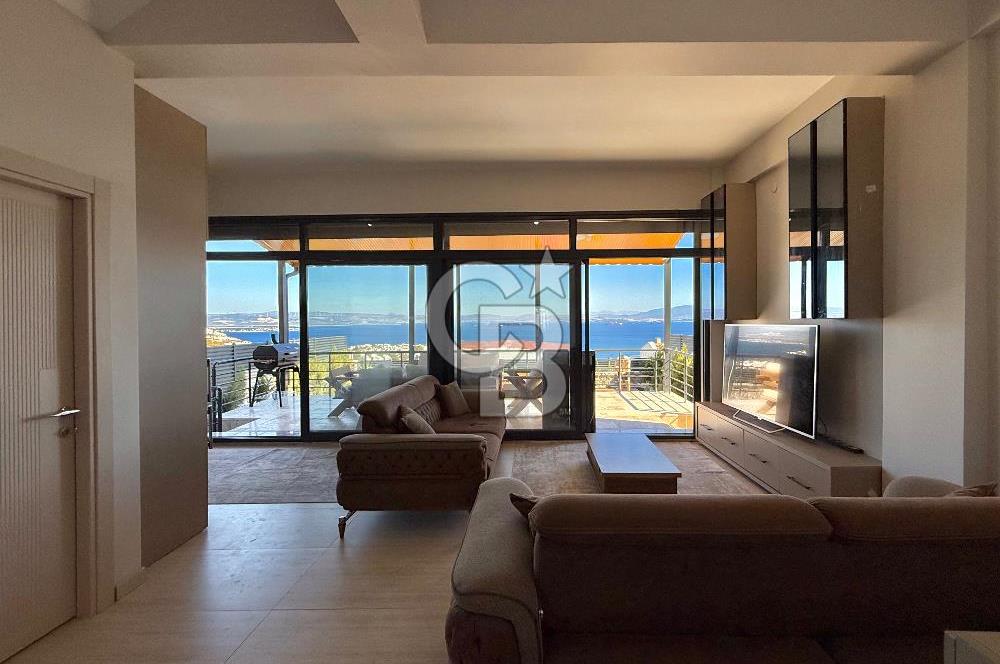 ÇANDARLI'DA DENİZ MANZARALI HAVUZLU SATILIK TRİPLEVİLLA