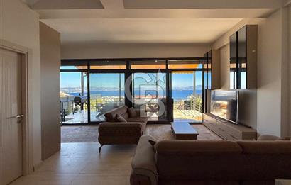 ÇANDARLI'DA DENİZ MANZARALI HAVUZLU SATILIK TRİPLEVİLLA