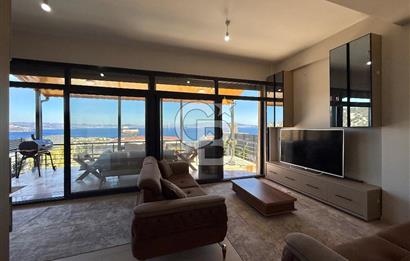 ÇANDARLI'DA DENİZ MANZARALI HAVUZLU SATILIK TRİPLEVİLLA