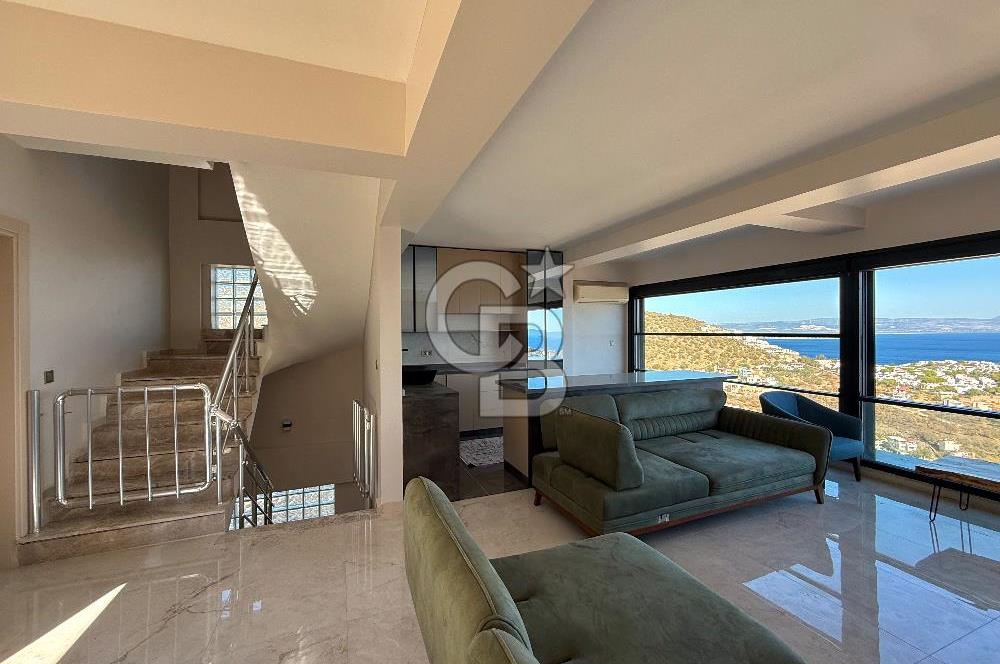 ÇANDARLI'DA DENİZ MANZARALI HAVUZLU SATILIK TRİPLEVİLLA