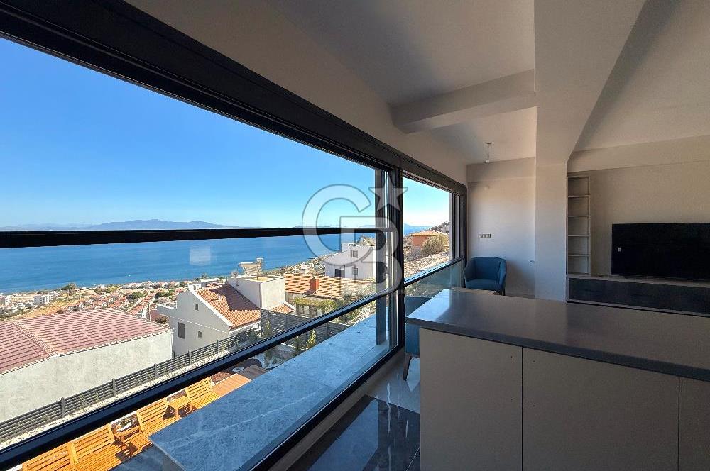 ÇANDARLI'DA DENİZ MANZARALI HAVUZLU SATILIK TRİPLEVİLLA