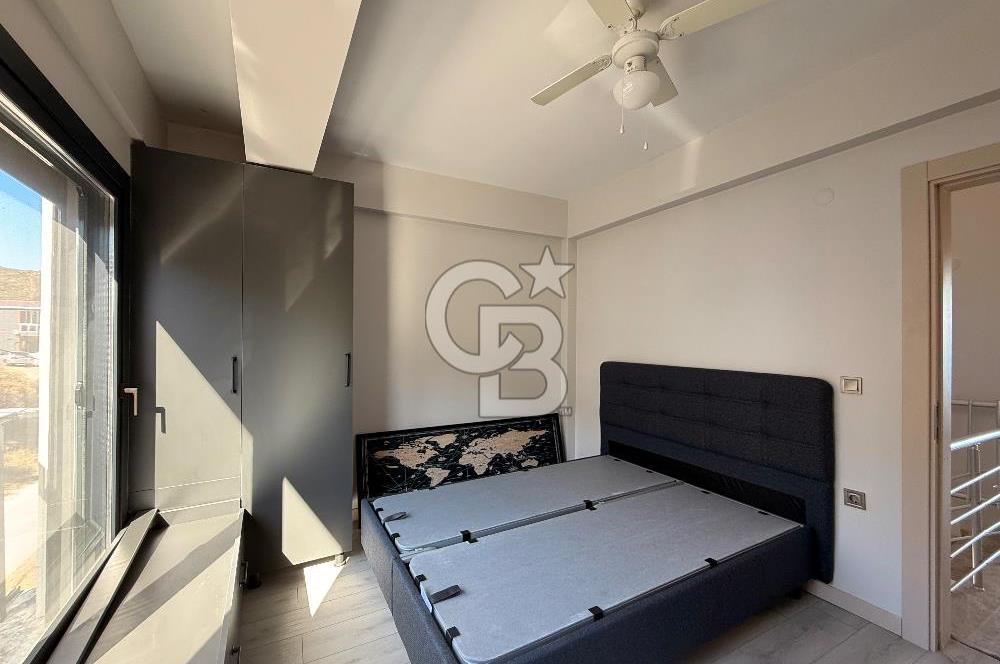 ÇANDARLI'DA DENİZ MANZARALI HAVUZLU SATILIK TRİPLEVİLLA