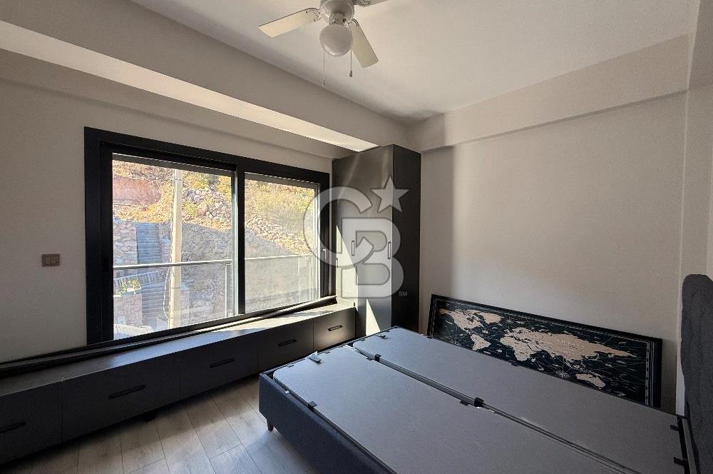 ÇANDARLI'DA DENİZ MANZARALI HAVUZLU SATILIK TRİPLEVİLLA