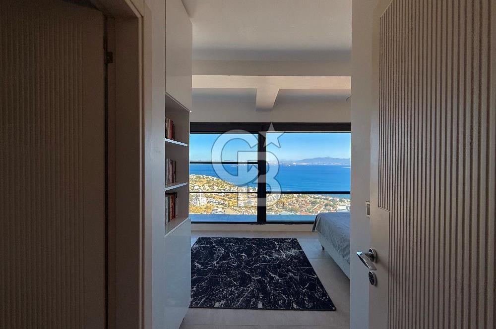 ÇANDARLI'DA DENİZ MANZARALI HAVUZLU SATILIK TRİPLEVİLLA