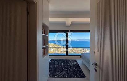 ÇANDARLI'DA DENİZ MANZARALI HAVUZLU SATILIK TRİPLEVİLLA