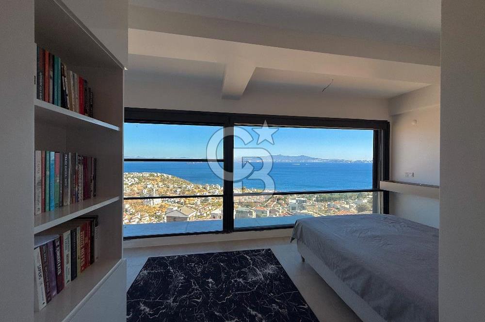 ÇANDARLI'DA DENİZ MANZARALI HAVUZLU SATILIK TRİPLEVİLLA