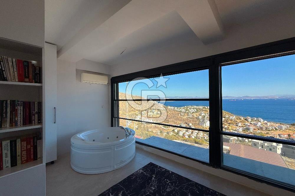 ÇANDARLI'DA DENİZ MANZARALI HAVUZLU SATILIK TRİPLEVİLLA