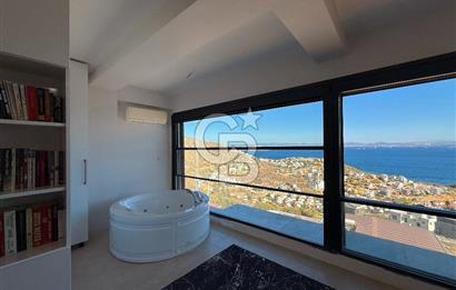 ÇANDARLI'DA DENİZ MANZARALI HAVUZLU SATILIK TRİPLEVİLLA