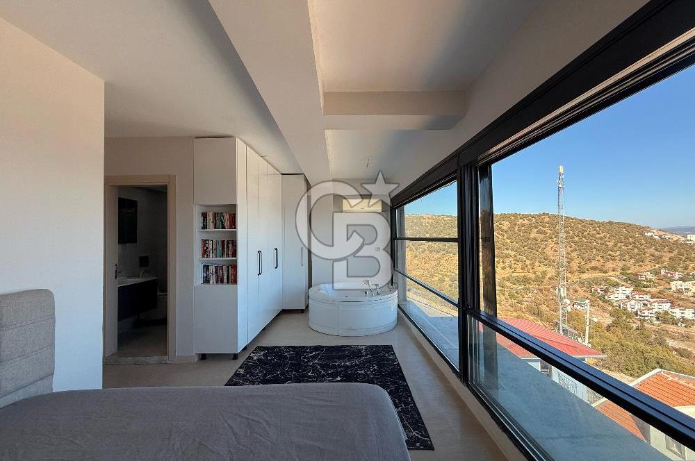 ÇANDARLI'DA DENİZ MANZARALI HAVUZLU SATILIK TRİPLEVİLLA