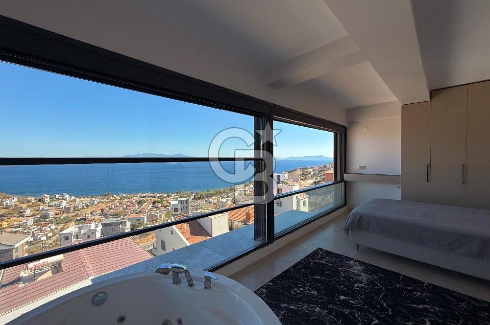 ÇANDARLI'DA DENİZ MANZARALI HAVUZLU SATILIK TRİPLEVİLLA