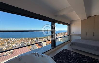 ÇANDARLI'DA DENİZ MANZARALI HAVUZLU SATILIK TRİPLEVİLLA