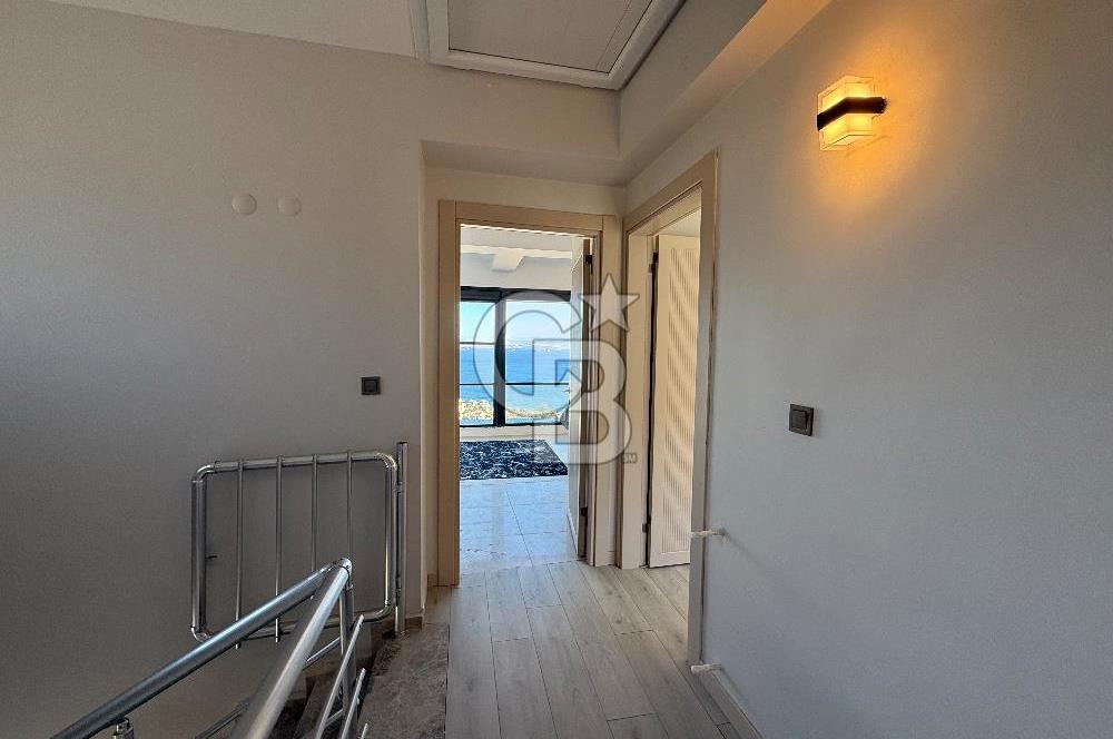 ÇANDARLI'DA DENİZ MANZARALI HAVUZLU SATILIK TRİPLEVİLLA