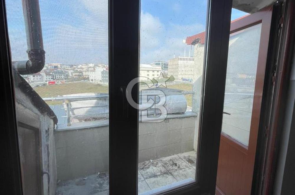 KARLIBAYIR DA BELEDİYE BİNASINA KOMŞU SATILIK DUBLEKS