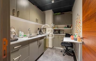 Alsancak'ta Tarihi Binada 520 m² Net Kurumsala Kiralık Ofis