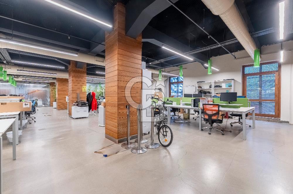 Alsancak'ta Tarihi Binada Kiralık 500 m² Net Prestijli Zemin Kat
